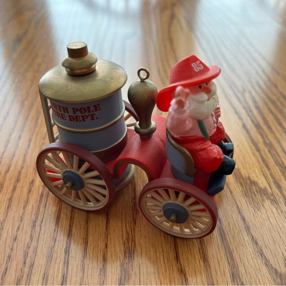 Bundle of 10 vintage Hallmark Keepsake Santa ornaments. - Picture 2 of 11